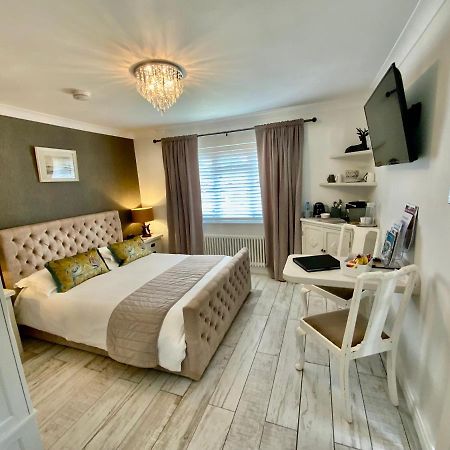 The Knightwood Oak A Luxury King Size En-Suite Space - Lymington New Forest With Totally Private Entrance - Key Box Entry - Free Parking & Private Outdoor Seating Area - Town ,Shops , Pubs & Solent Way Walking Distance & Complimentary Breakfast Items المظهر الخارجي الصورة