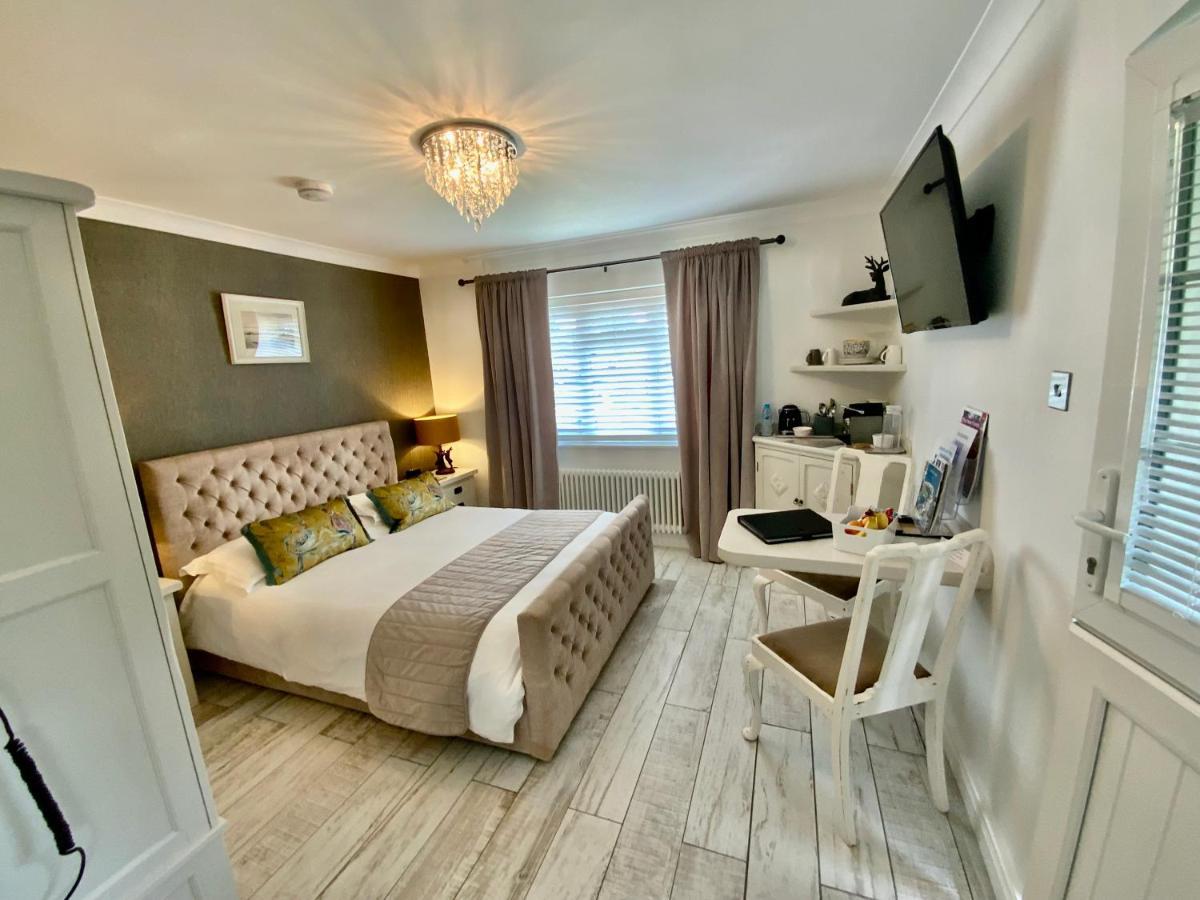 The Knightwood Oak A Luxury King Size En-Suite Space - Lymington New Forest With Totally Private Entrance - Key Box Entry - Free Parking & Private Outdoor Seating Area - Town ,Shops , Pubs & Solent Way Walking Distance & Complimentary Breakfast Items المظهر الخارجي الصورة
