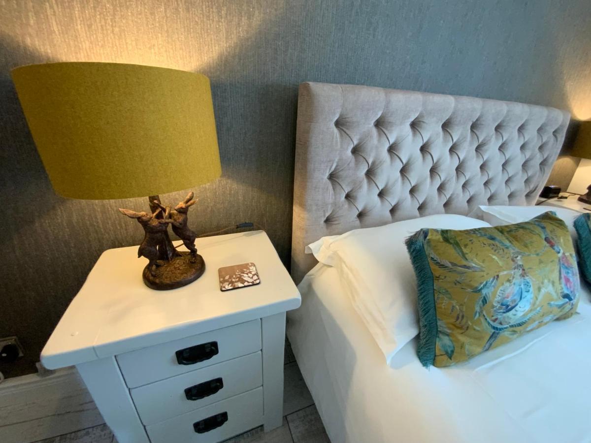 The Knightwood Oak A Luxury King Size En-Suite Space - Lymington New Forest With Totally Private Entrance - Key Box Entry - Free Parking & Private Outdoor Seating Area - Town ,Shops , Pubs & Solent Way Walking Distance & Complimentary Breakfast Items المظهر الخارجي الصورة