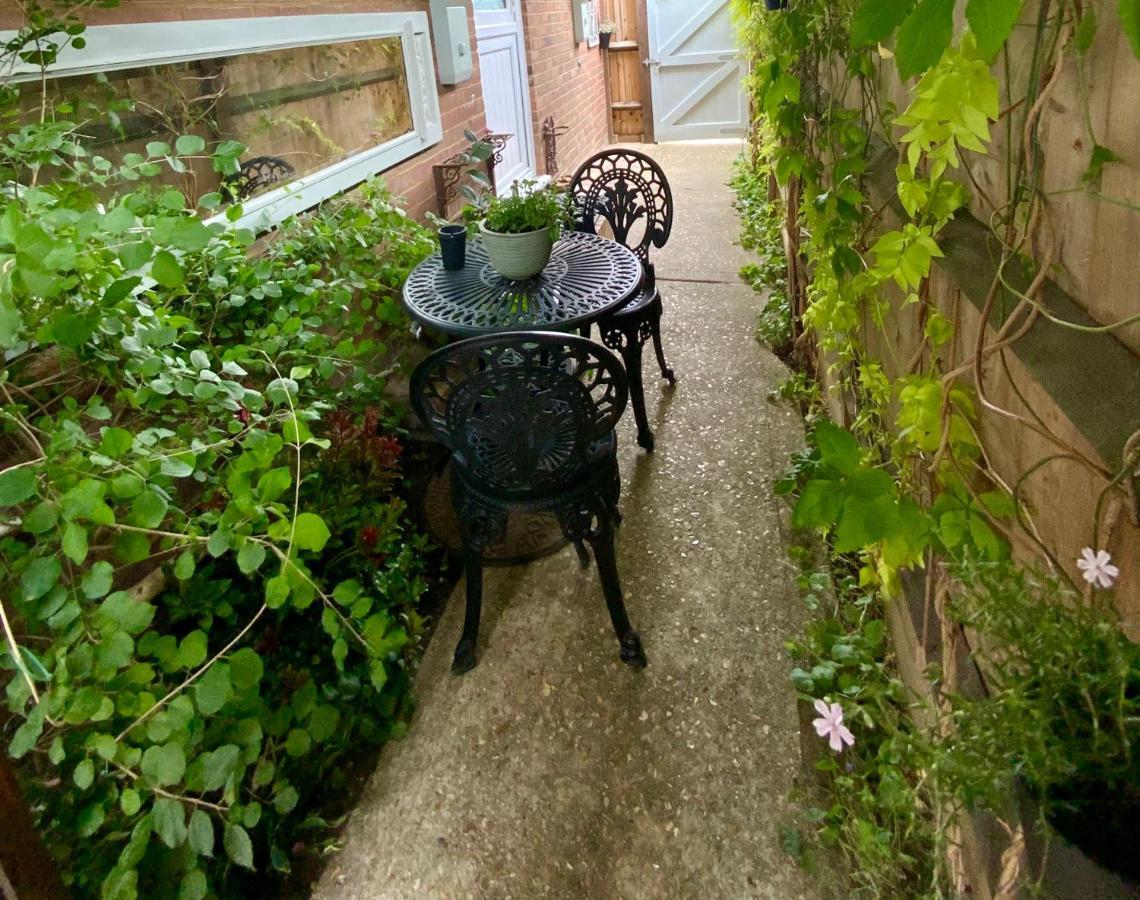 The Knightwood Oak A Luxury King Size En-Suite Space - Lymington New Forest With Totally Private Entrance - Key Box Entry - Free Parking & Private Outdoor Seating Area - Town ,Shops , Pubs & Solent Way Walking Distance & Complimentary Breakfast Items المظهر الخارجي الصورة