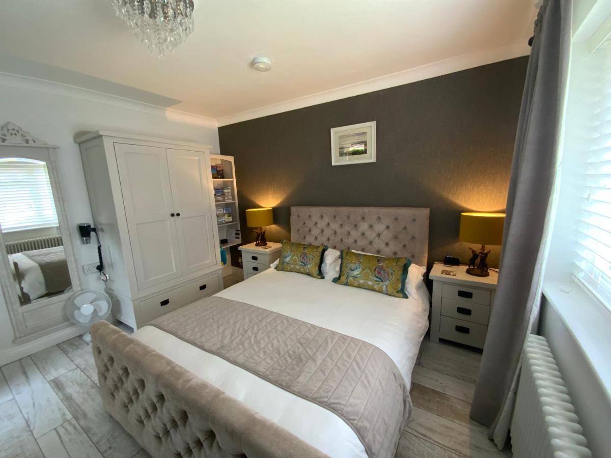 The Knightwood Oak A Luxury King Size En-Suite Space - Lymington New Forest With Totally Private Entrance - Key Box Entry - Free Parking & Private Outdoor Seating Area - Town ,Shops , Pubs & Solent Way Walking Distance & Complimentary Breakfast Items المظهر الخارجي الصورة