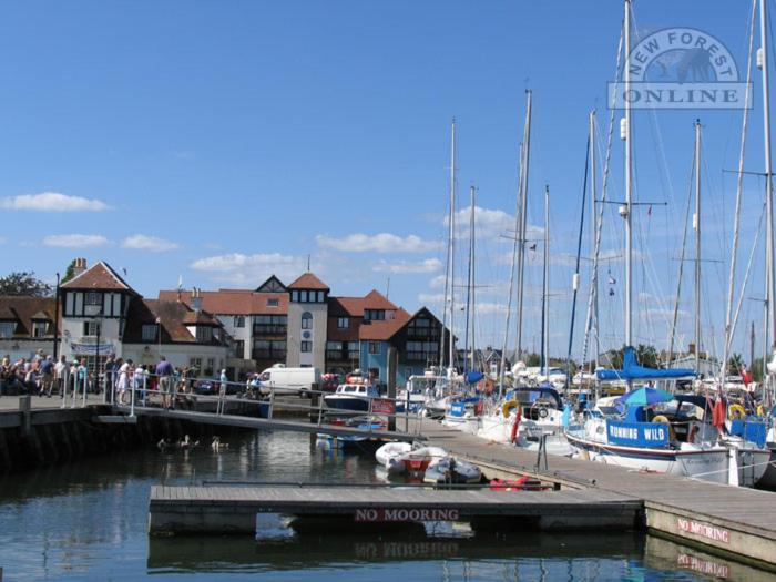 The Knightwood Oak A Luxury King Size En-Suite Space - Lymington New Forest With Totally Private Entrance - Key Box Entry - Free Parking & Private Outdoor Seating Area - Town ,Shops , Pubs & Solent Way Walking Distance & Complimentary Breakfast Items المظهر الخارجي الصورة
