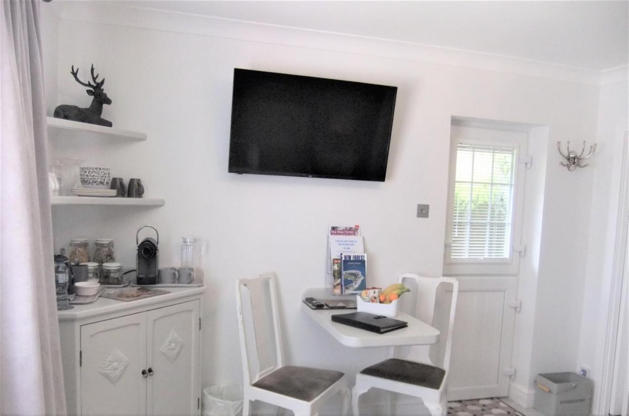 The Knightwood Oak A Luxury King Size En-Suite Space - Lymington New Forest With Totally Private Entrance - Key Box Entry - Free Parking & Private Outdoor Seating Area - Town ,Shops , Pubs & Solent Way Walking Distance & Complimentary Breakfast Items المظهر الخارجي الصورة